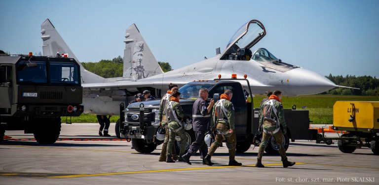 Samoloty MiG-29 „Smoker” na płycie lotniska w Babich Dołach (fot. st. chor. szt. mar. Piotr Skalski)