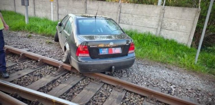 Auto uszkodzone w czasie ucieczki przed policją. Gdańsk, 04.05.2026 r. (fot. KMP w Gdańsku)