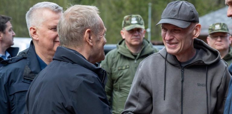 Premier Donald Tusk z Andrzejem Poczobutem (fot. KPRM)