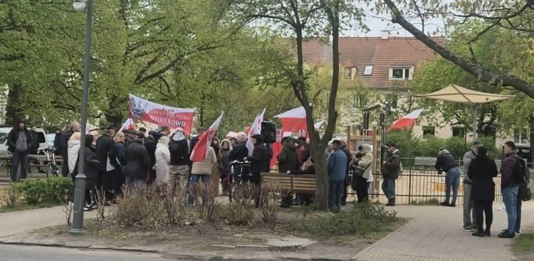 Protest przed domem premiera w Sopocie, 07.05.2026 r. (fot. Marcin Skwierawski, wicemarszałek województwa pomorskiego)