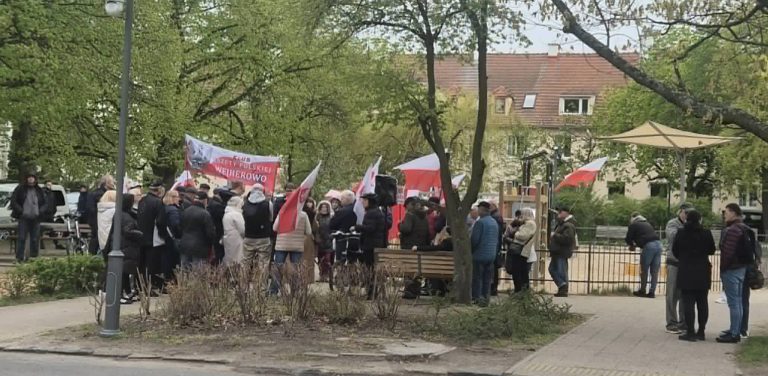 Protest przed domem premiera w Sopocie, 07.05.2026 r. (fot. Marcin Skwierawski, wicemarszałek województwa pomorskiego)