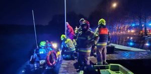 Akcja służb na jeziorze Salińskim. 1 maja wywróciła się łódź, dwie osoby nie żyją (fot. OSP Gniewino)