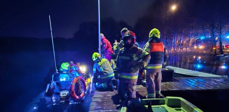 Akcja służb na jeziorze Salińskim. 1 maja wywróciła się łódź, dwie osoby nie żyją (fot. OSP Gniewino)