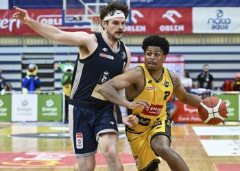 Koszykarz Energi Trefla Sopot Grant Sherfield (P) i Bennett Vander Plas (L) z Dzików Warszawa podczas pierwszego meczu ćwierćfinałowego Ekstraklasy. Sopot, 14.05.2026 r. (fot. PAP/Adam Warżawa)