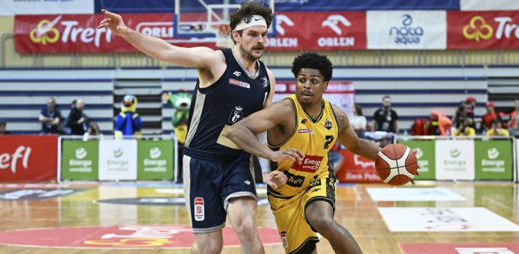 Koszykarz Energi Trefla Sopot Grant Sherfield (P) i Bennett Vander Plas (L) z Dzików Warszawa podczas pierwszego meczu ćwierćfinałowego Ekstraklasy. Sopot, 14.05.2026 r. (fot. PAP/Adam Warżawa)