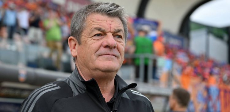 Trener Lechii Gdańsk John Carver przed meczem ostatniej kolejki piłkarskiej Ekstraklasy z Bruk-Bet Termaliką Nieciecza. Nieciecza, 23.05.2026 r. (fot. PAP/Piotr Polak)