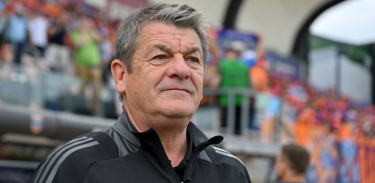 Trener Lechii Gdańsk John Carver przed meczem ostatniej kolejki piłkarskiej Ekstraklasy z Bruk-Bet Termaliką Nieciecza. Nieciecza, 23.05.2026 r. (fot. PAP/Piotr Polak)