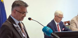 Na pierwszym planie burmistrz Czerska Daniel Szpręga, w tle przewodniczący rady Przemysław Biesek-Talewski (fot. Radio Gdańsk/Maria Sowisło)