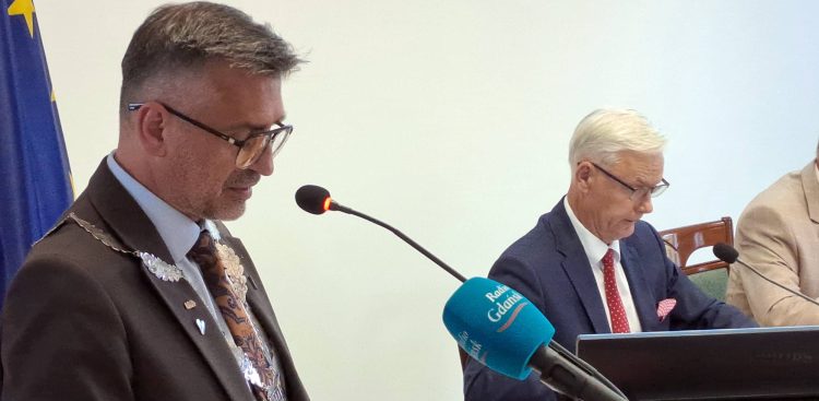 Na pierwszym planie burmistrz Czerska Daniel Szpręga, w tle przewodniczący rady Przemysław Biesek-Talewski (fot. Radio Gdańsk/Maria Sowisło)