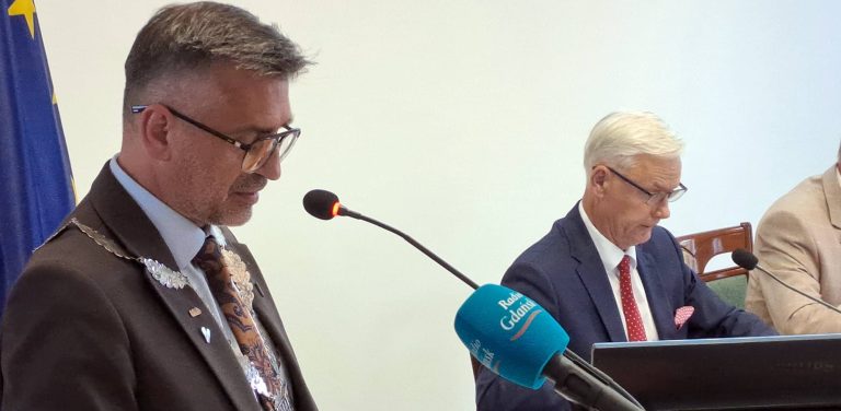 Na pierwszym planie burmistrz Czerska Daniel Szpręga, w tle przewodniczący rady Przemysław Biesek-Talewski (fot. Radio Gdańsk/Maria Sowisło)