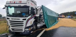 Przewrócona naczepa ze zbożem na A1 (fot. OSP Złotoria)