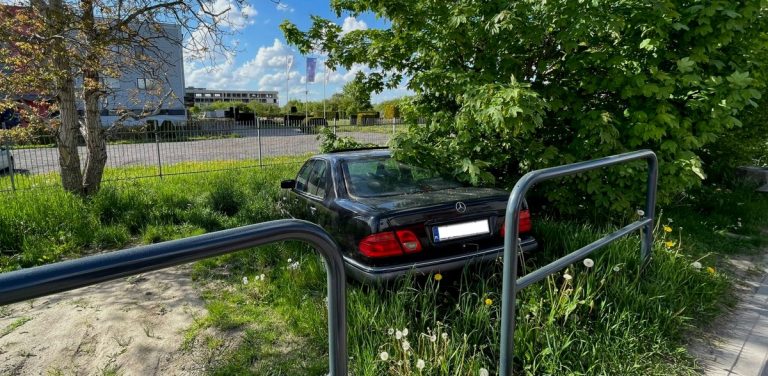 Czarny Mercedes stoi przy ulicy Spadochroniarzy od ponad trzech lat (fot. Radio Gdańsk/Tymon Nieśmiałek)