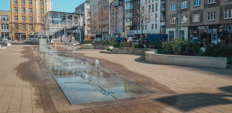 Fontanna na Placu Kaszubskim w Gdyni (fot. ZDiZ Gdynia/Magdalena Wojtkiewicz)