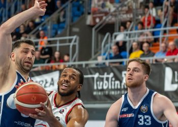 Zawodnik PGE Startu Lublin Elijah Hawkins (C) oraz Adam Hrycaniuk (L) i Luke Barrett (P) z AMW Arki Gdynia podczas meczu 29. kolejki Ekstraklasy koszykarzy. Lublin, 03.05.2026 r.  (fot PAP/Wojtek Jargiło)