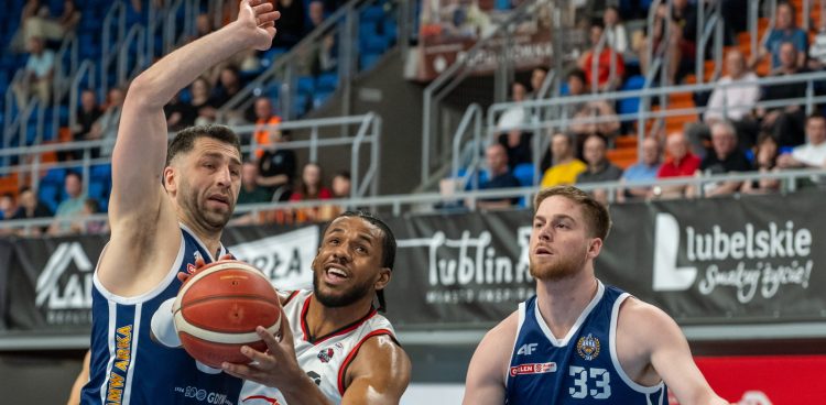 Zawodnik PGE Startu Lublin Elijah Hawkins (C) oraz Adam Hrycaniuk (L) i Luke Barrett (P) z AMW Arki Gdynia podczas meczu 29. kolejki Ekstraklasy koszykarzy. Lublin, 03.05.2026 r.  (fot PAP/Wojtek Jargiło)