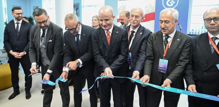 Gdańsk, 08.05.2026. Minister nauki i szkolnictwa wyższego Marcin Kulasek (2L), przewodniczący Rady Szkolnictwa Wyższego w Turcji prof. Erol Ozvar (C), rektor Uniwersytetu Gdańskiego prof. dr hab. Piotr Stepnowski (3L) podczas otwarcia Polsko-Tureckiego Centrum Studiów na UG w ramach odbywającego się na Uniwersytecie Gdańskim Forum Rektorów Polski i Turcji, 8 bm. Wydarzenie poświęcone jest współpracy akademickiej obu krajów.