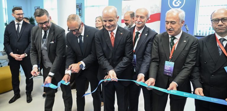 Gdańsk, 08.05.2026. Minister nauki i szkolnictwa wyższego Marcin Kulasek (2L), przewodniczący Rady Szkolnictwa Wyższego w Turcji prof. Erol Ozvar (C), rektor Uniwersytetu Gdańskiego prof. dr hab. Piotr Stepnowski (3L) podczas otwarcia Polsko-Tureckiego Centrum Studiów na UG w ramach odbywającego się na Uniwersytecie Gdańskim Forum Rektorów Polski i Turcji, 8 bm. Wydarzenie poświęcone jest współpracy akademickiej obu krajów.
