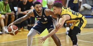Sopot, 14.05.2026. Koszykarz Energi Trefla Sopot Jakub Schenk (P) i Darnell Edge (L) z Dzików Warszawa podczas pierwszego meczu æwieræfina³owego Ekstraklasy, 14 bm. (mk) PAP/Adam War¿awa