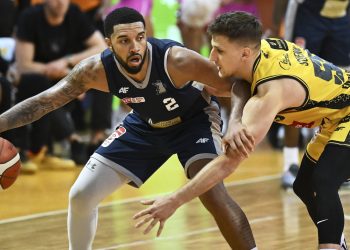 Sopot, 14.05.2026. Koszykarz Energi Trefla Sopot Jakub Schenk (P) i Darnell Edge (L) z Dzików Warszawa podczas pierwszego meczu æwieræfina³owego Ekstraklasy, 14 bm. (mk) PAP/Adam War¿awa