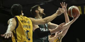 Gdynia, 18.05.2026. Koszykarz AMW Arki Gdynia Milan Barbitch (L) i Ajdin Penava (P) ze l¹ska Wroc³aw podczas trzeciego meczu æwieræfina³owego Ekstraklasy, 18 bm. (mk) PAP/Adam War¿awa