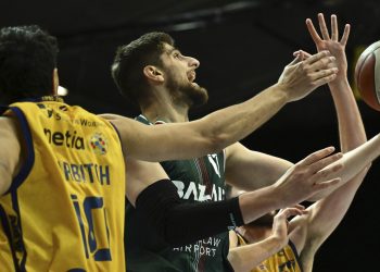 Gdynia, 18.05.2026. Koszykarz AMW Arki Gdynia Milan Barbitch (L) i Ajdin Penava (P) ze l¹ska Wroc³aw podczas trzeciego meczu æwieræfina³owego Ekstraklasy, 18 bm. (mk) PAP/Adam War¿awa