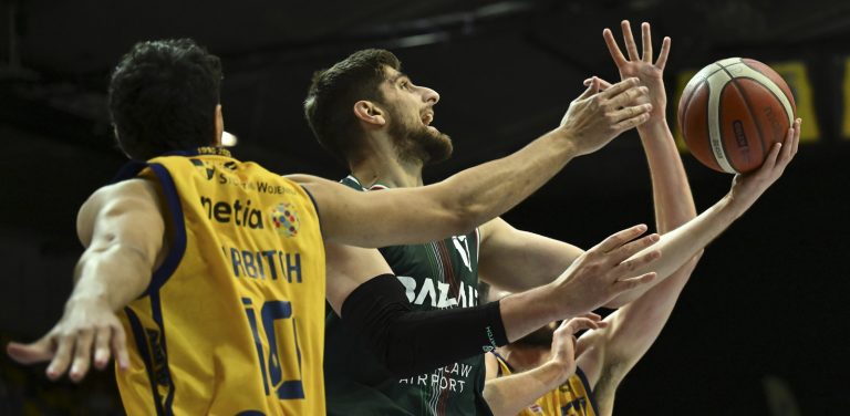 Gdynia, 18.05.2026. Koszykarz AMW Arki Gdynia Milan Barbitch (L) i Ajdin Penava (P) ze l¹ska Wroc³aw podczas trzeciego meczu æwieræfina³owego Ekstraklasy, 18 bm. (mk) PAP/Adam War¿awa
