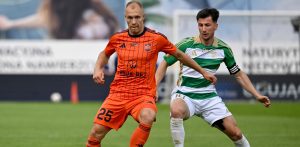 Nieciecza, 23.05.2026. Zawodnik Bruk-Bet Termaliki Nieciecza Kamil Zapolnik (L) i Rifet Kapic (P) z Lechii Gdañsk podczas meczu ostatniej kolejki pi³karskiej Ekstraklasy, 23 bm. (gj) PAP/Piotr Polak