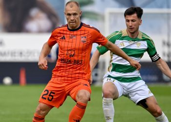 Nieciecza, 23.05.2026. Zawodnik Bruk-Bet Termaliki Nieciecza Kamil Zapolnik (L) i Rifet Kapic (P) z Lechii Gdañsk podczas meczu ostatniej kolejki pi³karskiej Ekstraklasy, 23 bm. (gj) PAP/Piotr Polak