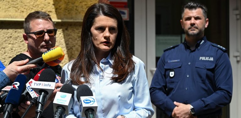 Prokurator Karolina Staros (C) podczas briefingu prasowego ws. zatrzymań po fałszywych alarmach (Fot. PAP/Radek Pietruszka)