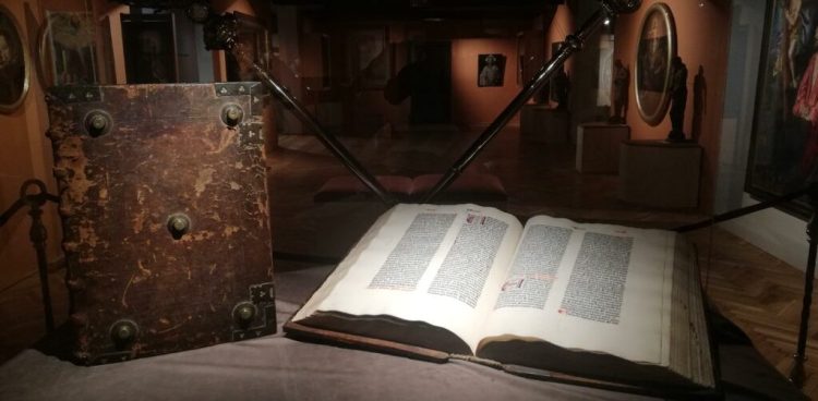 Biblia Gutenberga na wystawie w muzeum Pelplinie (fot. pomorskie.eu/Aleksander Olszak)