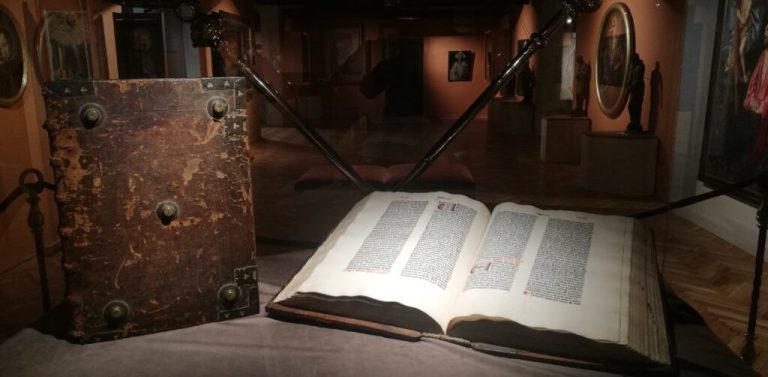 Biblia Gutenberga na wystawie w muzeum Pelplinie (fot. pomorskie.eu/Aleksander Olszak)