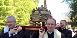 Relikwie św. Wojciecha w zabytkowym relikwiarzu z Katedry Oliwskiej przynieśli m.in. arcybiskup Tadeusz Wojda i biskup pomocniczy ks. Wiesław Szlachetka (fot. Radio Gdańsk/Anna Rębas)