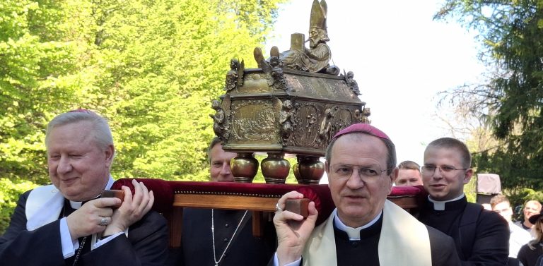 Relikwie św. Wojciecha w zabytkowym relikwiarzu z Katedry Oliwskiej przynieśli m.in. arcybiskup Tadeusz Wojda i biskup pomocniczy ks. Wiesław Szlachetka (fot. Radio Gdańsk/Anna Rębas)