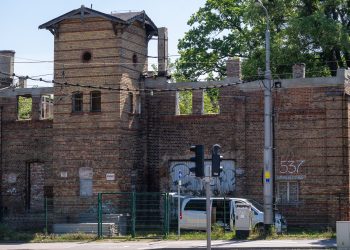 Stara zajezdnia tramwajowa w Oliwie przy skrzyżowaniu al. Grunwaldzkiej z ul. Pomorską (fot. Agencja KFP/Paweł Marcinko)