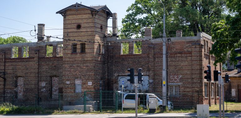 Stara zajezdnia tramwajowa w Oliwie przy skrzyżowaniu al. Grunwaldzkiej z ul. Pomorską (fot. Agencja KFP/Paweł Marcinko)