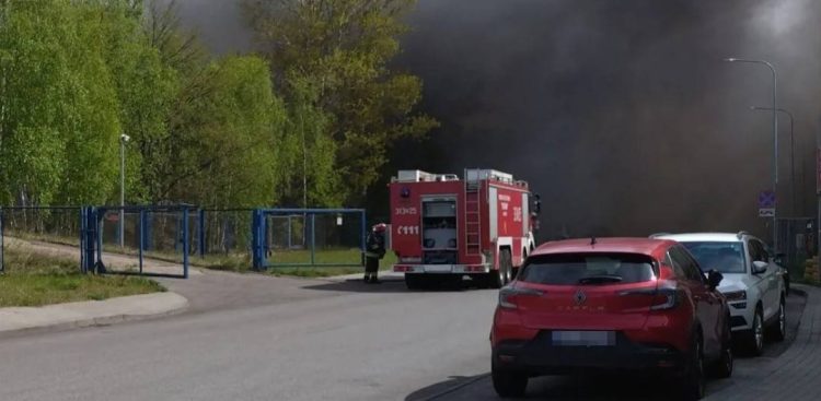 Pożar w firmie Port Service w Gdańsku, 08.05.2026 r. (fot. Facebook/Pomorskie998)