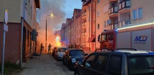 Samochód płonął tuż pod oknami kamienicy (fot. Piotr Sikora)