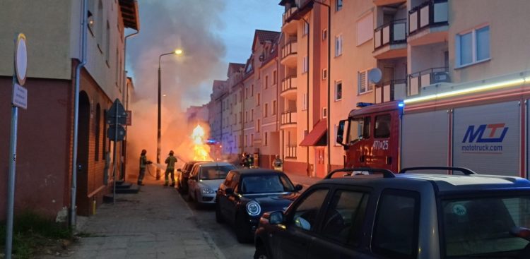 Samochód płonął tuż pod oknami kamienicy (fot. Piotr Sikora)