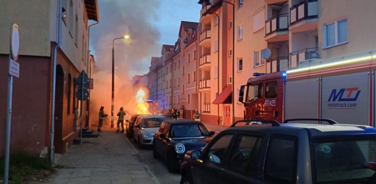 Samochód płonął tuż pod oknami kamienicy (fot. Piotr Sikora)