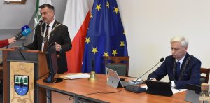 Na zdjęciu (od lewej) burmistrz Czerska Daniel Szpręga i były burmistrz, a obecnie przewodniczący Rady Miejskiej Czerska Przemysław Biesek-Talewski (fot. Radio Gdańsk/Maria Sowisło)