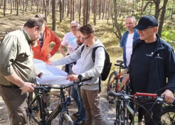 Urzędnicy, leśnicy i przedstawiciele spółki Polskie Elektrownie Jądrowe podczas wizji terenowej dotyczącej wyznaczenia alternatywnej trasy rowerowej (fot. Urząd Marszałkowski Województwa Pomorskiego)