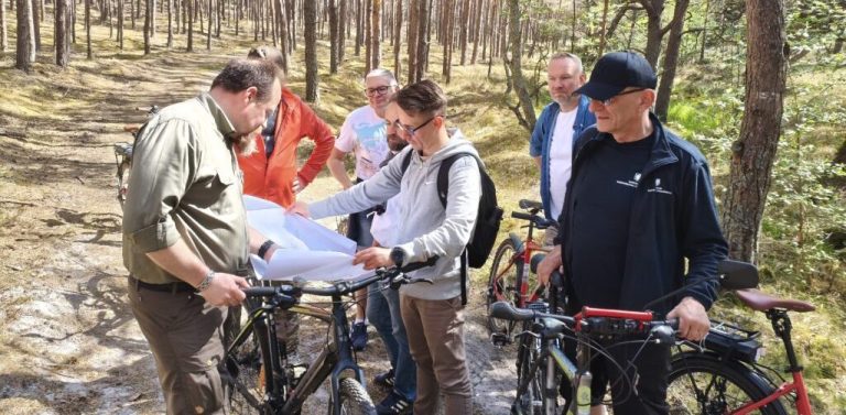 Urzędnicy, leśnicy i przedstawiciele spółki Polskie Elektrownie Jądrowe podczas wizji terenowej dotyczącej wyznaczenia alternatywnej trasy rowerowej (fot. Urząd Marszałkowski Województwa Pomorskiego)