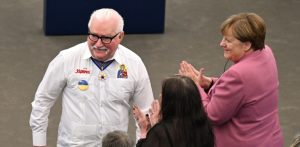 Były prezydent Lech Wałęsa i była kanclerz Niemiec Angela Merkel w siedzibie Parlamentu Europejskiego w Strasburgu (fot. PAP/Wiktor Dąbkowski)