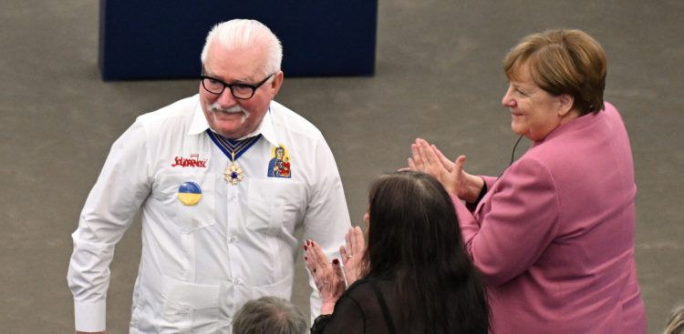 Były prezydent Lech Wałęsa i była kanclerz Niemiec Angela Merkel w siedzibie Parlamentu Europejskiego w Strasburgu (fot. PAP/Wiktor Dąbkowski)