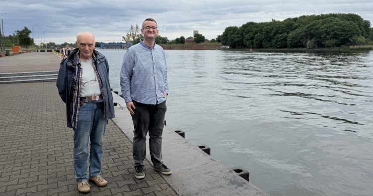 Feliks Bąk, pomysłodawca przywrócenia promu, i Radosław Sobolewski, radny dzielnicy Nowy Port (fot. Radio Gdańsk/Anna Kobryń)