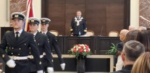 Prof. dr hab. inż. kpt. ż.w. Adam Weintrit podczas uroczystego posiedzenia Senatu Uniwersytetu Morskiego w Gdyni (fot. Radio Gdańsk/Anna Rębas)