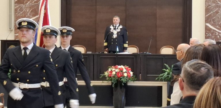 Prof. dr hab. inż. kpt. ż.w. Adam Weintrit podczas uroczystego posiedzenia Senatu Uniwersytetu Morskiego w Gdyni (fot. Radio Gdańsk/Anna Rębas)