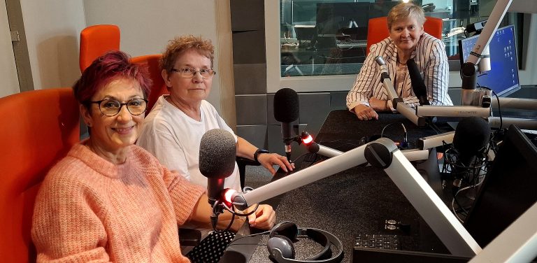 Katarzyna Rucin, Regina Chodyko i redaktor Anna Rębas przed mikrofonami w studiu Radia Gdańsk