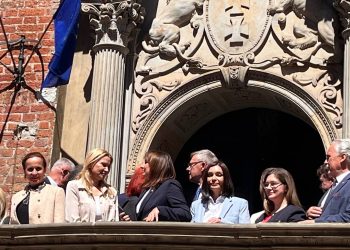 Polscy i ukraińscy politycy na schodach Ratusza Głównego Miasta w Gdańsku podczas 15. Sesji Zgromadzenia Parlamentarnego Polski i Ukrainy