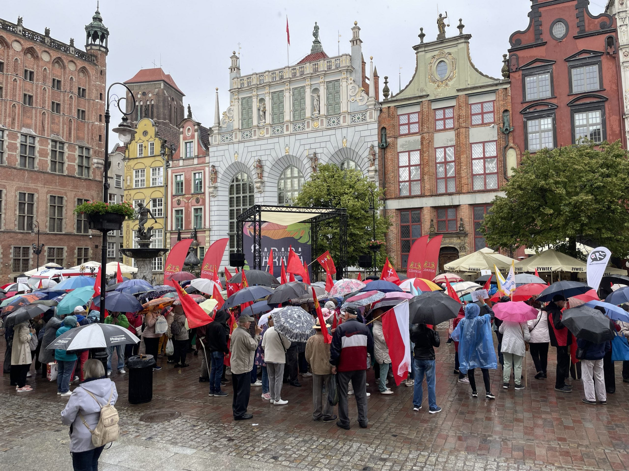 Parada Seniorów w Gdańsku. Seniorzy w centrum miasta.